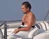 В одних плавках: 50-летнего Леонардо Ди Каприо заметили с девушкой на яхте (фото)