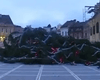 В Румынии упала самая высокая новогодняя елка весом 17 тонн, — СМИ (видео)