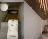 Унітаз посеред кімнати: крихітну квартиру під сходами здали в оренду за день (фото)