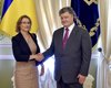 Посол Франции встречала наших заложников вместе с Порошенко