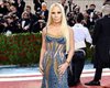 Донателла Версаче з'явилася на Met Gala у синьо-жовтій сукні (фото)