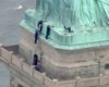 Американка взобралась на Статую Свободы, протестуя против политики Трампа