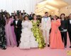 Старая гвардия: звезда сериала "Династия" пришла на Met Gala в бриллиантах и перьях