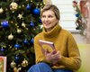 В горчичном свитере и любимых серьгах: Елена Зеленская прочитала книгу детям в больнице