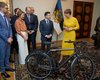 Подарок с намеком: президент Эстонии вручила Владимиру Зеленскому велосипед