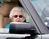 С подругой и охранниками: 95-летняя Елизавета II была замечена за рулем своего Land Rover