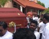 На Шри-Ланке начались массовые похороны, в стране ввели режим ЧП