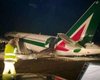 В Риме самолет Alitalia произвел аварийную посадку на левую стойку шасси и правое крыло