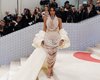 Ким Кардашьян надела на Met Gala 2023 платье с 50 тысячами жемчужин (видео)