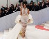 Кім Кардаш'ян одягла на Met Gala 2023 сукню з 50 тисячами перлин (відео)