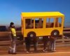 В РФ группа молодых людей изображала автобус, чтобы пересечь закрытый для пешеходов мост