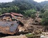 Грязь затапливает и сносит дома: сильный дождь вызвал наводнения и оползни в Японии (фото)