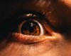 Чому сіпається око і як із цим боротися: учені назвали основні причини