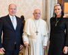Княгиня Шарлен нарушила правила и встретилась с Папой Римским в открытом платье