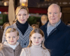 Князь Монако с элегантной женой и детьми зажгли рождественскую елку (фото)