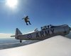 Экстремал на лету спрыгнул с военного самолета