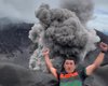 На грани риска: мужчина сделал селфи на фоне извергающегося вулкана (видео)