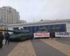 В Киеве возле метро Арсенальная выставили надувные танки (фото)