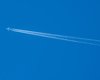 Исполосовали небеса. Почему самолеты оставляют за собой белый след и чем это опасно для Земли