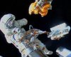 И здесь нагадили. Российские астронавты выбросили мусор во время выхода с МКС в открытый космос (видео)