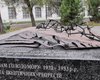 Война с памятниками: в Мариуполе оккупанты снесли мемориал "Жертвам голодомора" (видео)