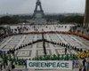 Активисты  Greenpeace провели антироссийскую акцию на Елисейских полях в Париже