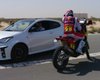 Спорткары Toyota сравинили с внедорожным мотоциклом на прямой (видео)