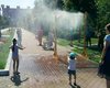 В парках Киева появились арки с распылителями воды