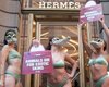 У магазинов Hermes начались протесты против использования шкур крокодилов для сумочек