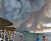 Лесные пожары в Греции: туристов эвакуируют по морю с курортов (видео)