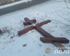 Заради забави. Двоє молодиків на Київщині зламали пам'ятний хрест (фото)