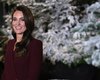 Роскошный бордовый. Кейт Миддлтон появилась на публике в однотонном рождественском ансамбле