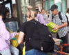 В РФ прохожие воровали арбузы, пока полиция оформляла протокол на продавца (видео)