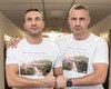 Братья Кличко позируют в футболках с устоявшим мостом Кличко