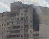 Возле уничтоженного взрывом дома на Позняках в Киеве горит многоэтажка