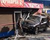 В Киеве девушка на BMW снесла два киоска (фото, видео)