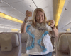 Устроили вечеринку: мама и дочь оказались "единственными" пассажирами на борту самолета