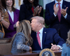 "Огида": Трамп зганьбився через поцілунок з Меланією, яка відвернулась (відео)