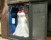 Манекен в свадебном платье стал объектом бодишейминга