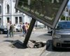 В центре Киева на внедорожник упал рекламный щит