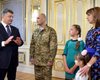 Порошенко вручил орден освобожденному комбату - "киборгу"