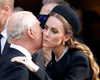 "Любимая невестка" Кейт Миддлтон зацеловала короля Чарльза на публике (фото, видео)