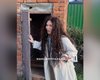 Дівчина зробила пародію на людей, які приїздять з міста в село (відео)
