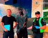 Святошинский хамелеон: в Киеве мужчина залез в бочку со смолой, чтобы ограбить магазин (видео)