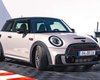 Мощный двигатель и бульдог на крыше: Mini Cooper получил новую спортивную версию (фото)
