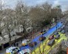 Дорогу перед посольством РФ в Лондоне выкрасили в цвета флага Украины (фото, видео)