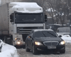 В Киеве водитель люксового автомобиля помог выбраться фуре из снега (видео)