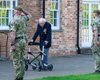 В Великобритании умер 100-летний ветеран Том Мур, которого Елизавета II посвятила в рыцари