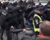 В центре Киева полицейские подрались с протестующими владельцами "евроблях"
