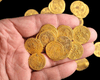 В Израиле нашли золотые монеты, спрятанные в каменной стене почти 1400 лет назад (фото)